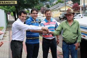 Rudi, Neto e Vieira entregam as chaves do veículo para o motorista Danilo Schmoller