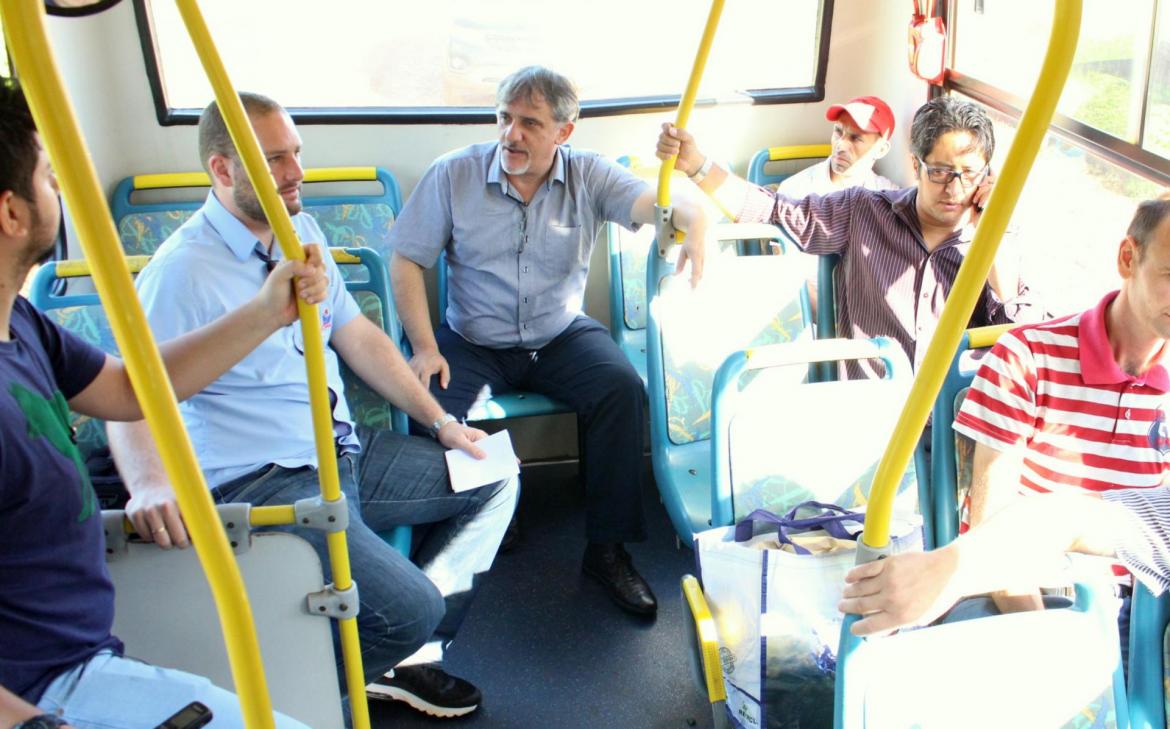 Com repórteres e usuários, o prefeito em exercício, Eduardo Scirea, acompanhou uma das linhas do novo sistema de transporte coletivo de Beltrão; mudanças em itinerários já estão programadas