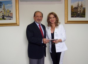 Ao final do encontro, a secretária foi presenteada pelo presidente Naim Akel com um livro comemorativo da Junta Comercial 