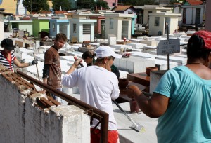 Equipe do Mutirão Solidário trabalhou na limpeza dos túmulos e jazigos