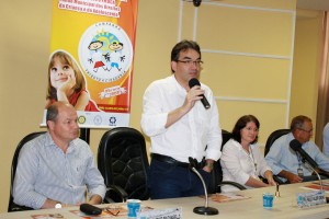 Prefeito Cantelmo Neto fala durante o lançamento da campanha, ladeado por Mirandir Bonissoni, do Sincobel, e Ana Lucia Manfrói e Luiz Graczik, da Secretaria de Assistência Social
