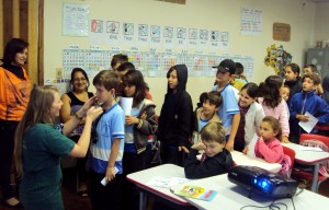 A veterinária Camila Casanova durante atividade com os alunos da escola Nossa Senhora de Fátima