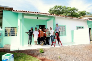 O casal Derci e Maria Terezinha, moradores do Condomínio do Idoso, com os alunos da escola de soldados da PM posam para foto em frente a casa com nova pintura