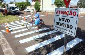Placas alertam sobre o novo sentido das ruas Curitiba e Tenente Camargo, que a partir de segunda terão mão única