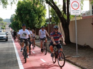 O prefeito em exercício, Eduardo Scirea, puxou a pedalada que inaugurou a ciclofaixa da rua Curitiba
