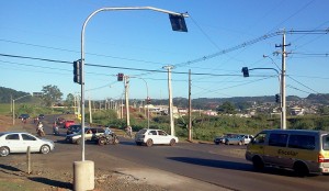 O semáforo na entrada do Padre Ulrico começou a funcionar nesta segunda-feira e já organizou a passagem no cruzamento entre a rua Marília e a PR 180