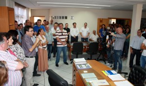 Durante evento no gabinete, o prefeito Cantelmo Neto reassumiu a Prefeitura, após ficar 30 dias licenciado e ser substituído pelo vice, Eduardo Scirea