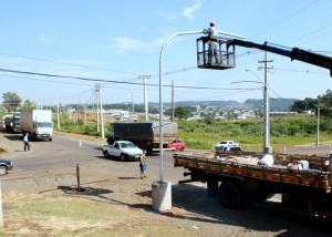 O semáforo no cruzamento da rua Marília com a PR 180 começou ser instalado esta semana