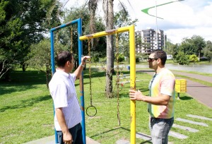 Secretários de Urbanismo e do Esporte, José Carlos Vieira e Edio Vescovi, verificam equipamentos do Parque Alvorada, que serão substituídos ainda este mês