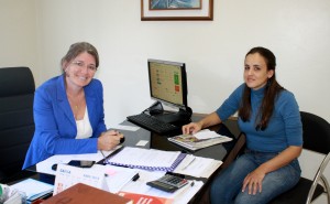 Secretária Ana Lucia Manfrói e Catiane Resinato, coordenadora do CadÚnico: redução no número de beneficiários é reflexo positivo