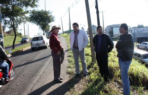 Em visita a pontos da avenida, prefeito Cantelmo Neto, José Carlos Vieira e Irineu Flach conversam com morador 