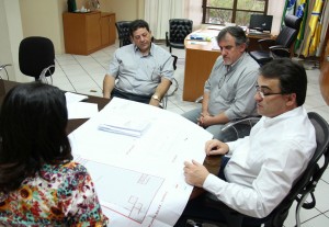 O prefeito Cantelmo Neto, o vice Eduardo Scirea e a secretária de Saúde, Rose Mari Guarda em encontro com o diretor do Ceonc, Paulo Ferri