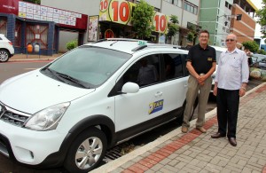 O novo veículo do taxista José Vilson já abriu portas para novos mercados; na foto com o agente de crédito Itacir Rovaris 