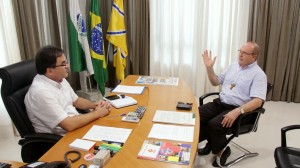 Em encontro no gabinete, prefeito Neto recebeu o convite para a posse de dom José, no dia 19 
