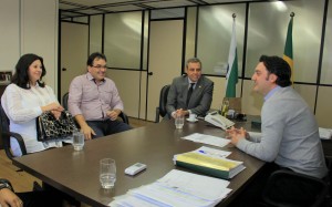 Secretária Rose Guarda, prefeito Cantelmo Neto e deputado estadual Ricardo Arruda, apresentaram o projeto de nova ponte em Beltrão ao secretário de Desenvolvimento Urbano, Ratinho Junior