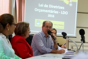 Secretário de Planejamento Gervásio Kramer durante apresentação da LDO para 2016, observado pelas vereadoras Lurdes Pazini e Elenir Maciel 