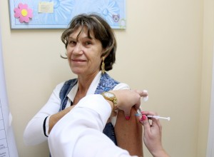 Dona Rosa de Lazzari recebeu a dose da vacina na UBS do Industrial ainda nesta segunda-feira, data de início da campanha