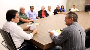 Prefeito Cantelmo Neto e o presidente da associação de moradores do padre Ulrico, Lauri Toassi, durante encontro que debateu melhorias para o bairro