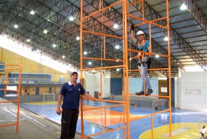 Carlão Zanette e Wesley Costa fazem parte da equipe que a partir de agora irá cuidar da manutenção da iluminação e rede elétrica em praças esportivas do município