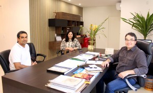 Dr. Leonardo Aranha com a secretária Rose Guarda e prefeito Cantelmo Neto; até o final do ano, médico irá colaborar no processo de implantação dos protocolos 
