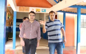 Prefeito Cantelmo Neto e o diretor Marcos Bevilaqua durante visita ao Colégio Mário de Andrade, onde a delegação de Cascavel ficará alojada