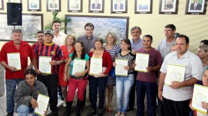 Prefeito Cantelmo Neto e o vice, Eduardo Scirea, entregaram escrituras a 28 famílias do programa Habitabem