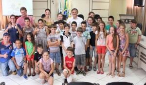 O prefeito em exercício, Eduardo Scirea, com Nelcir Basso, vereadora Daniela Celuppi e os novos integrantes do Clube da Bezerra
