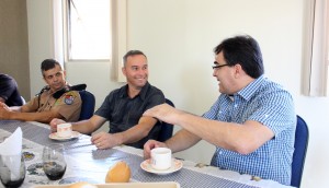 Capitães Edson Cechinel e Rogério Pitz receberam o prefeito Cantelmo Neto na semana passada em um café no 21º BPM para explicar o funcionamento da escola 