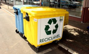 A Prefeitura está testando um novo modelo para coleta de lixo residencial na área central com a instalação de mais de 100 lixeiras contêineres