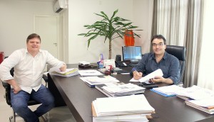 O diretor de Licitações, Fernando Steimbach, e o prefeito Cantelmo Neto acompanham diariamente as licitações do Município