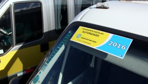 Adesivo no pára brisa dos veículos identifica as vans legalizadas para o transporte