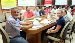 Vice-prefeito Eduardo Scirea, secretário Nelcir Basso e a coordenadora do Nuvetz, Camila Casanova, na assinatura do contrato para realização de exames